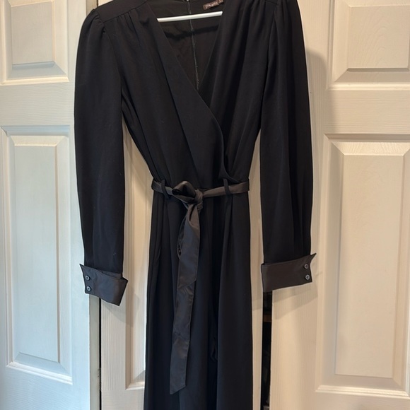 J McLaughlin Black Wrap jumpsuit with V-Neck - Picture 13 of 13